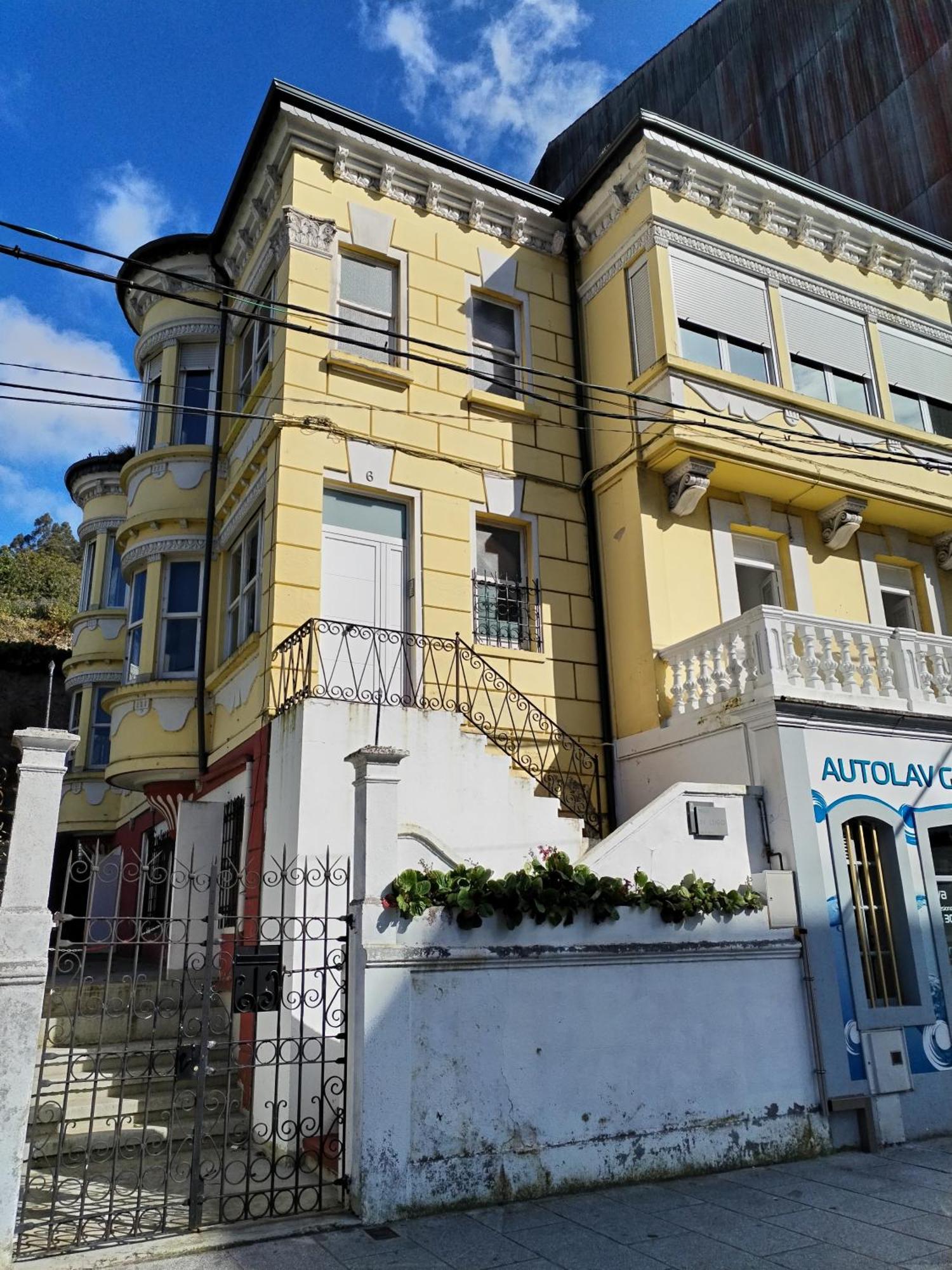 Yellow House Viveiro Luaran gambar
