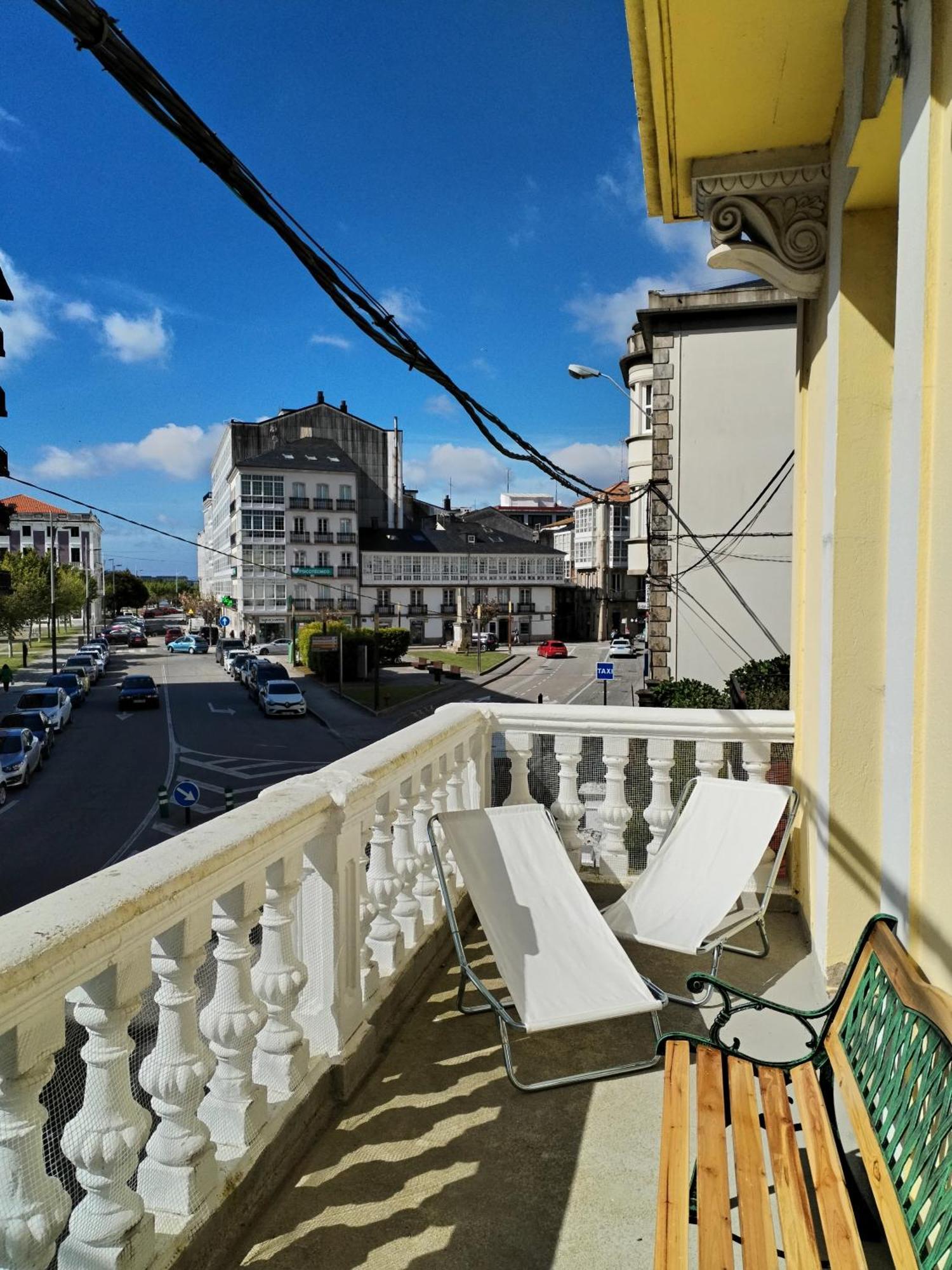 Yellow House Viveiro Luaran gambar